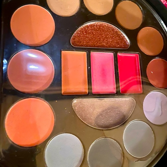 🎨PAISLEY PILLBOX PURSE LIP, CHEEK & EYESHADOW 🎨 - Picture 5 of 10